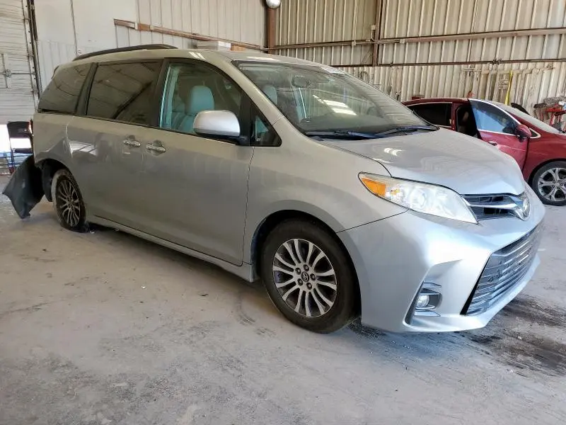 2019 TOYOTA SIENNA XLE  