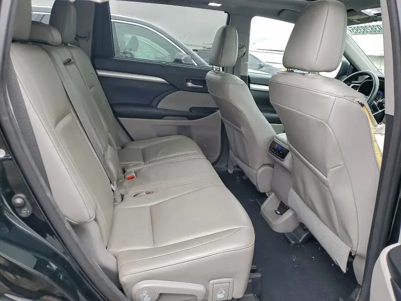 2017 TOYOTA HIGHLANDER SE  