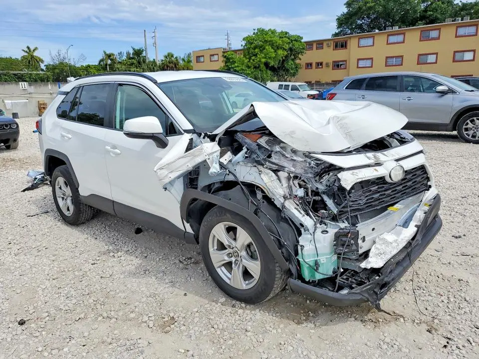 2021 TOYOTA RAV4 XLE  