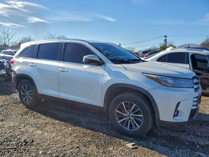 2019 TOYOTA HIGHLANDER SE  
