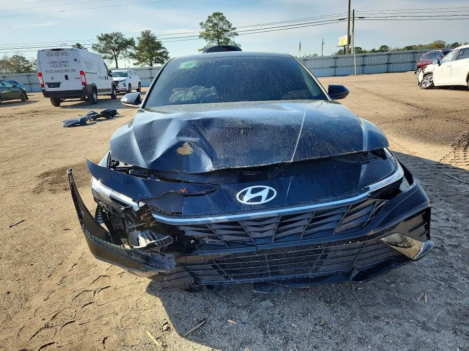 2024 HYUNDAI ELANTRA SE  