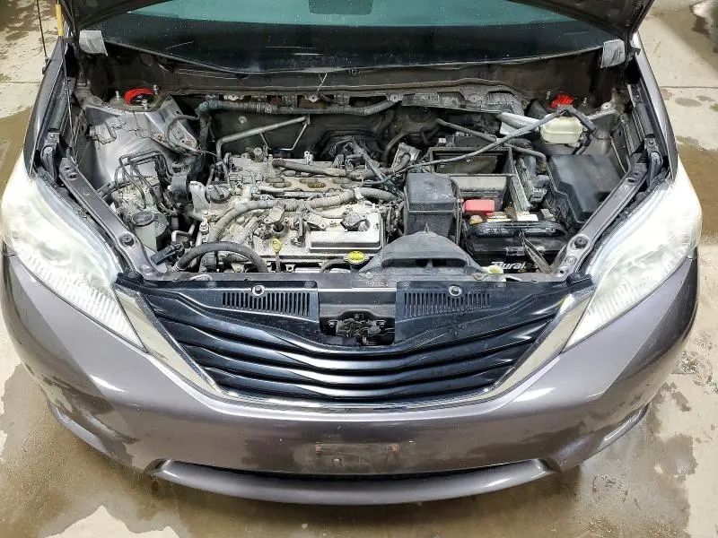 2013 TOYOTA SIENNA LE  