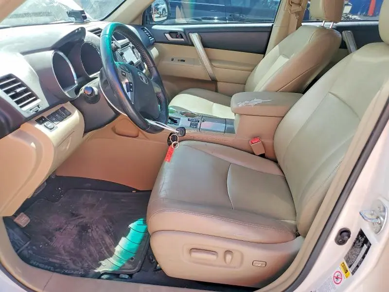 2013 TOYOTA HIGHLANDER SE  