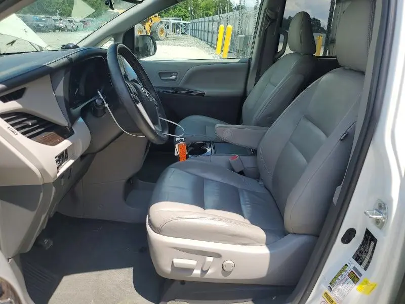 2017 TOYOTA SIENNA XLE PREMIUM 8-PASSENGER  