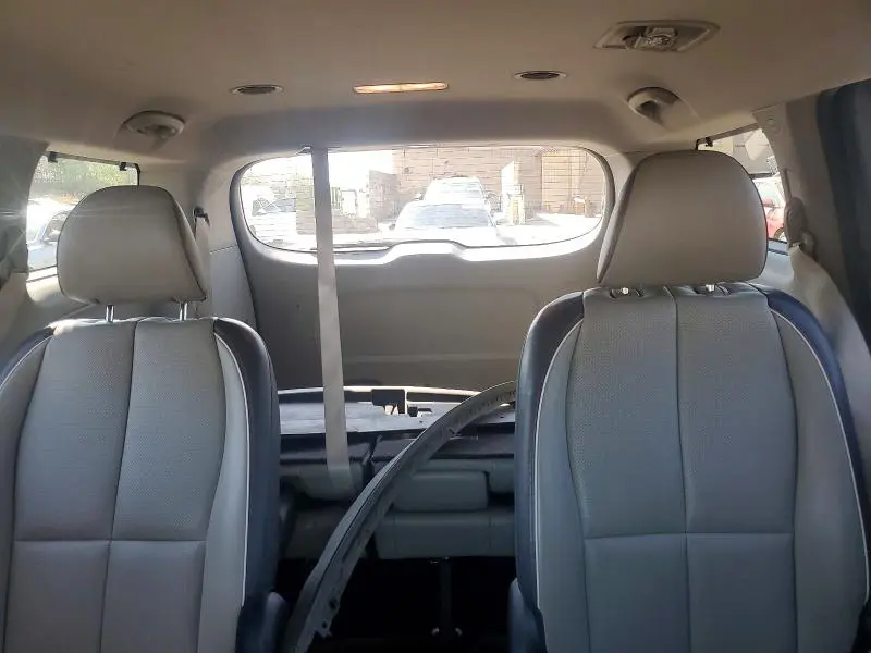 2018 KIA SEDONA LX  