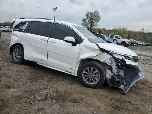 2021 TOYOTA SIENNA LE  