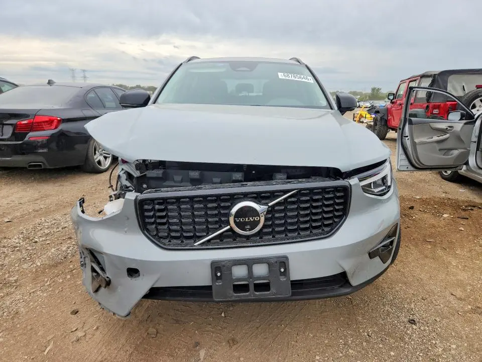 2024 VOLVO XC40 PLUS  