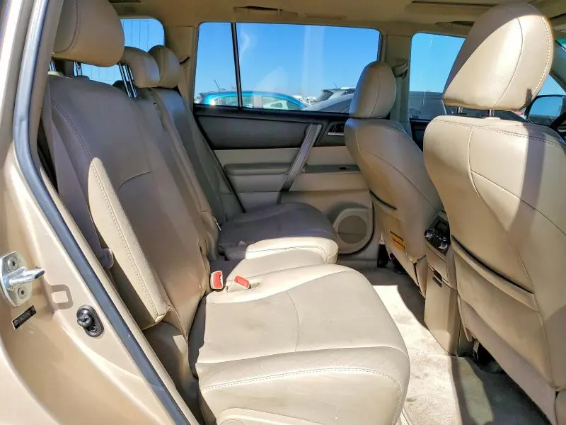 2010 TOYOTA HIGHLANDER SE  