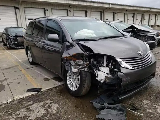 2017 TOYOTA SIENNA XLE  