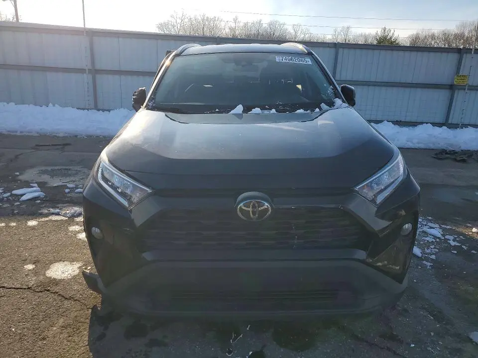 2021 TOYOTA RAV4 XLE  