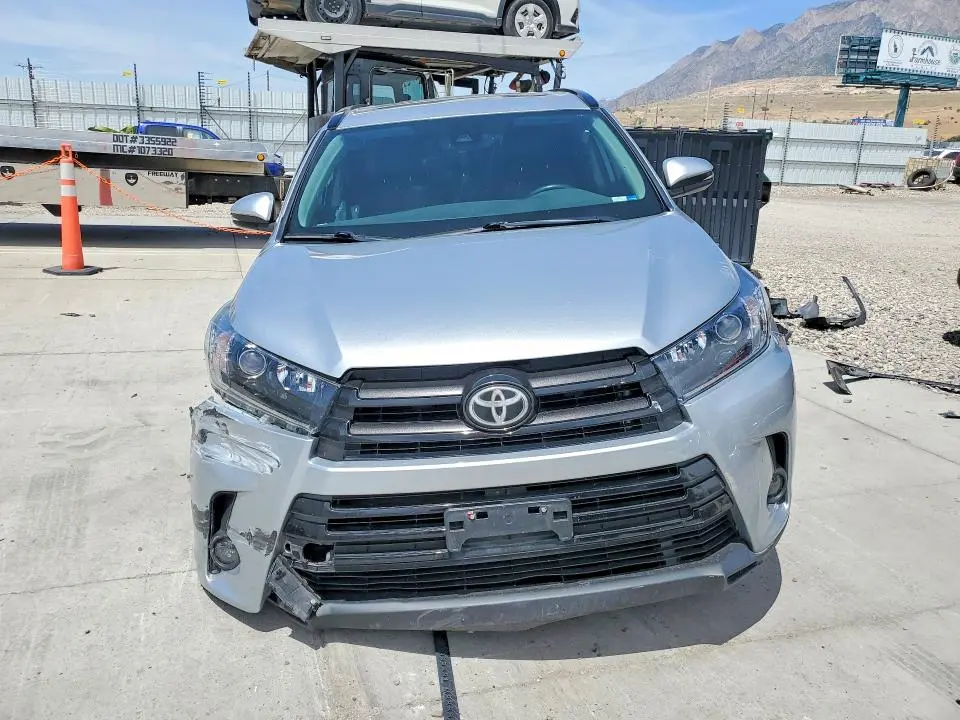 2019 TOYOTA HIGHLANDER SE  