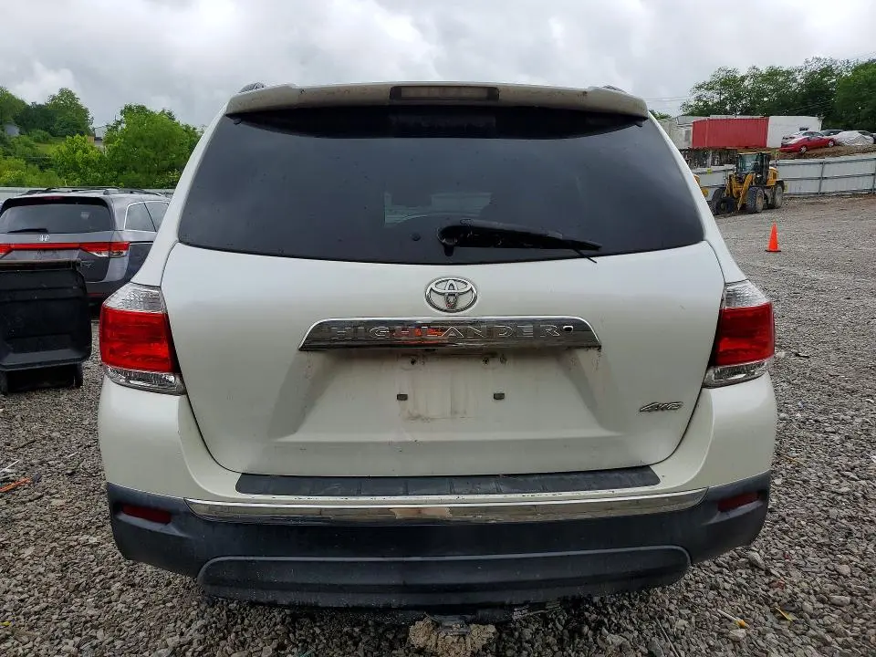 2011 TOYOTA HIGHLANDER SE  