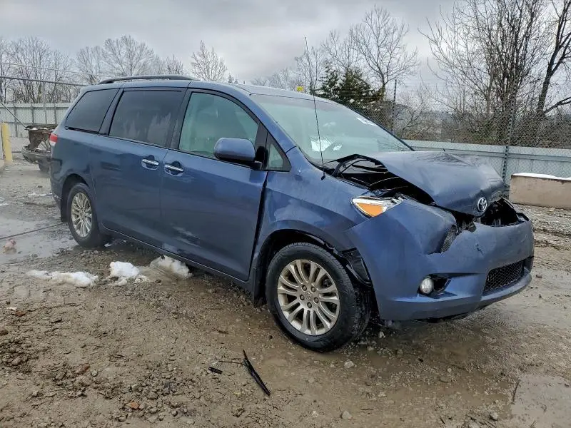 2013 TOYOTA SIENNA XLE  