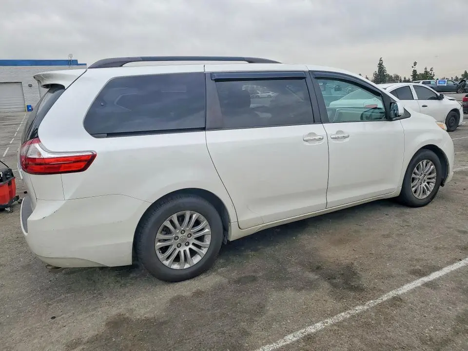 2016 TOYOTA SIENNA XLE  