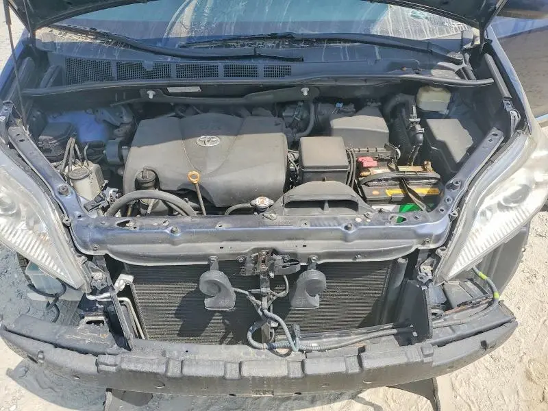 2018 TOYOTA SIENNA XLE 8-PASSENGER  