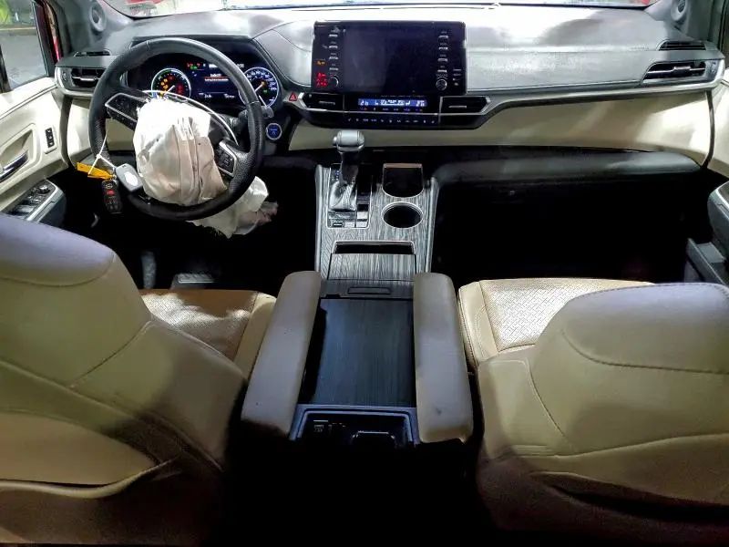 2022 TOYOTA SIENNA LE  