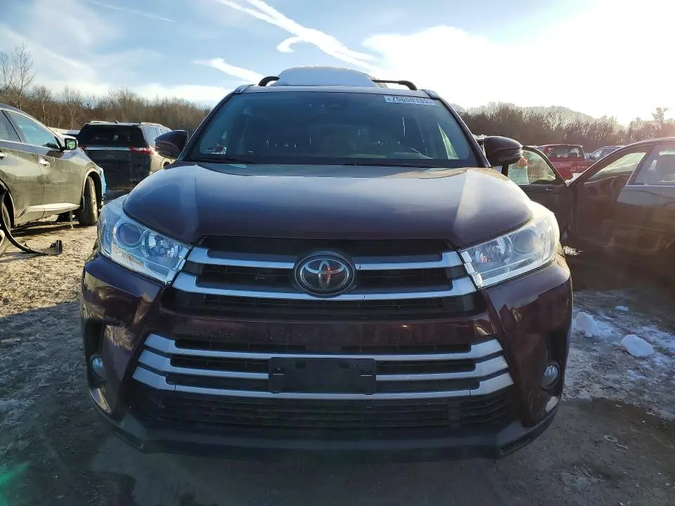2018 TOYOTA HIGHLANDER SE  