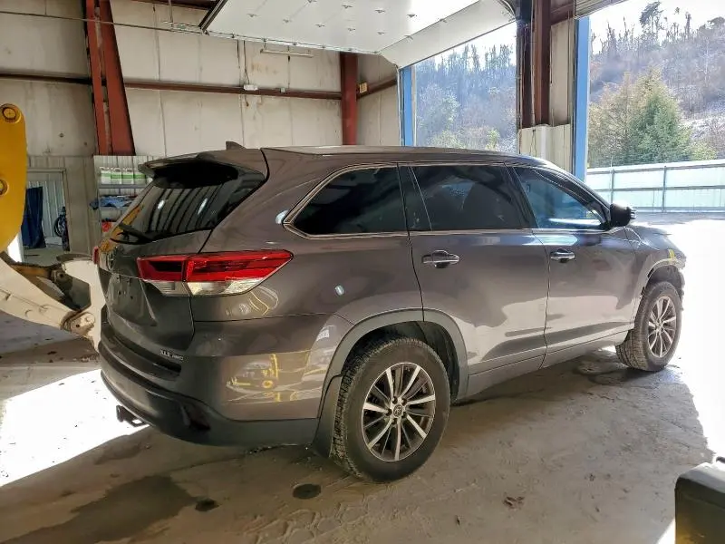 2018 TOYOTA HIGHLANDER SE  