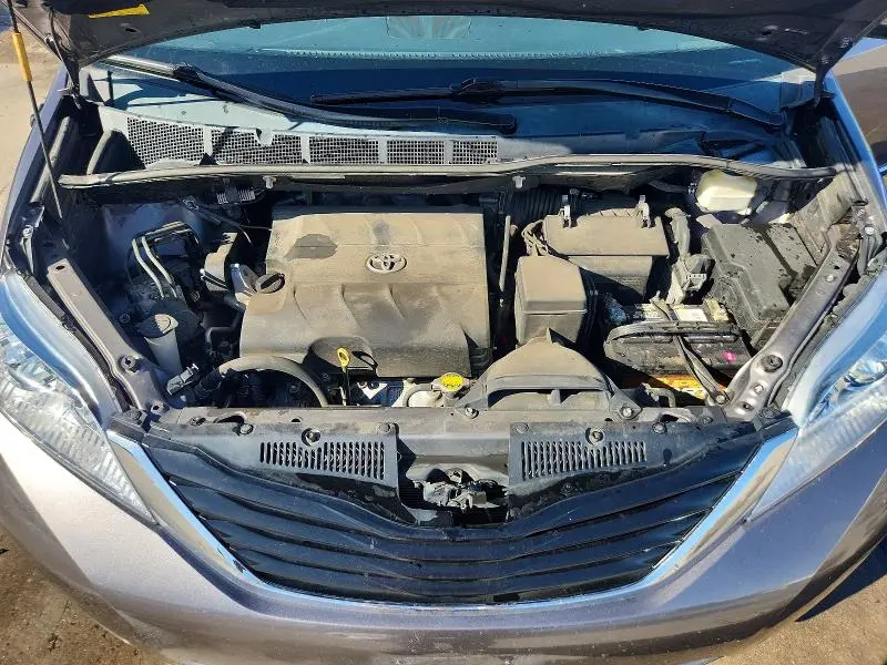 2014 TOYOTA SIENNA LE  