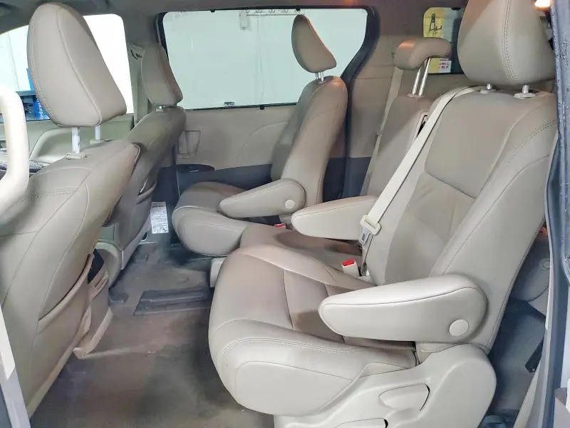 2019 TOYOTA SIENNA XLE  