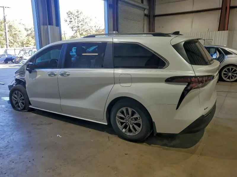 2025 TOYOTA SIENNA XLE  
