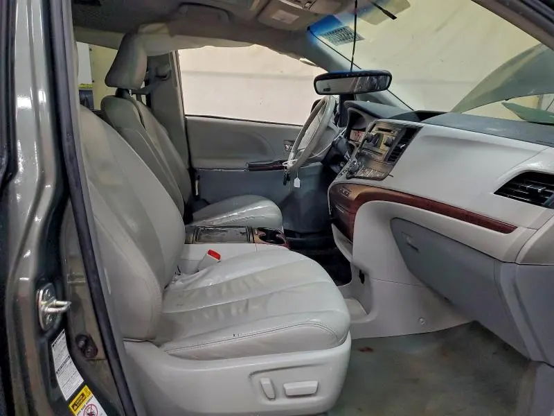 2013 TOYOTA SIENNA XLE  