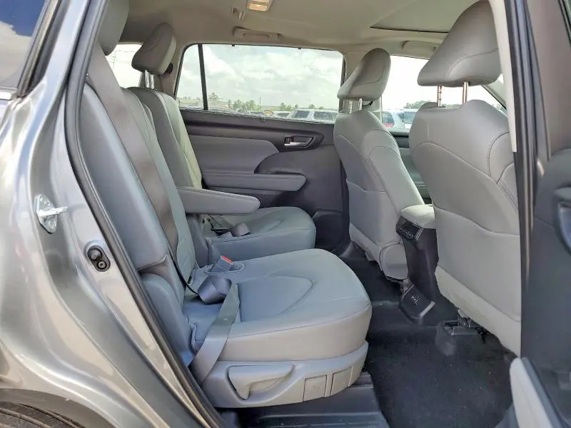 2025 TOYOTA HIGHLANDER XLE  