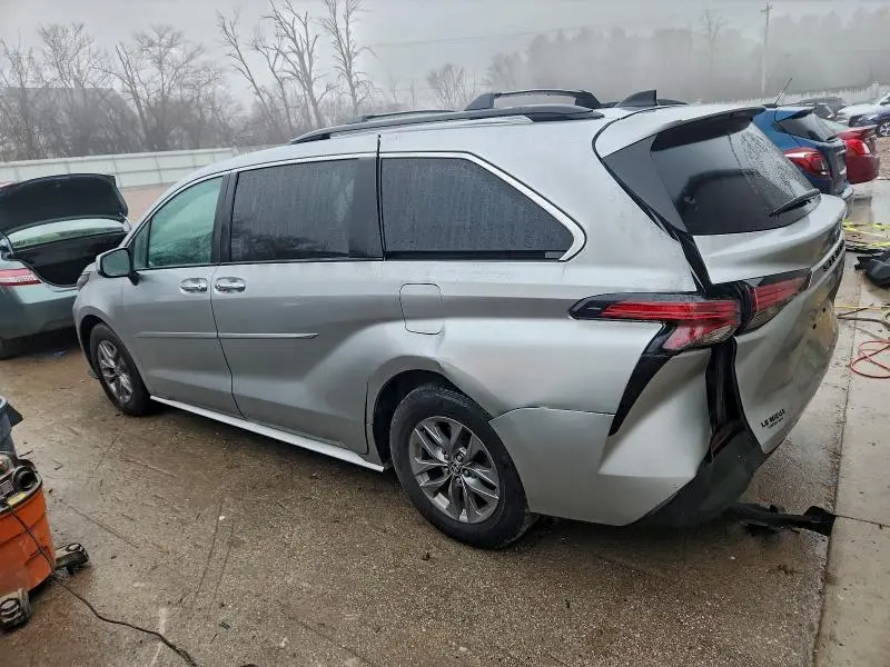 2022 TOYOTA SIENNA XLE  