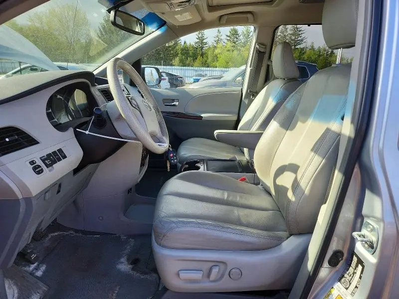 2014 TOYOTA SIENNA XLE 8-PASSENGER  