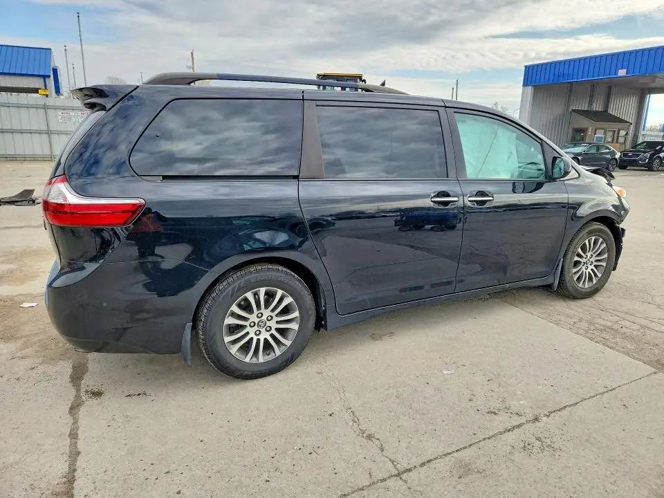 2018 TOYOTA SIENNA XLE PREMIUM 8-PASSENGER  