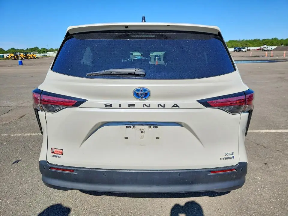 2021 TOYOTA SIENNA XLE  