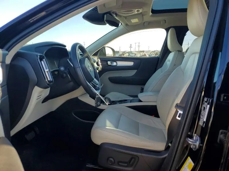 2022 VOLVO XC40 T5 MOMENTUM  