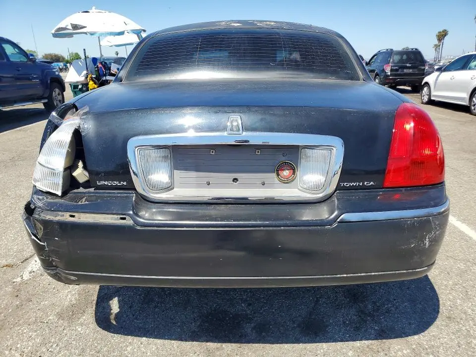 2010 LINCOLN TOWN CAR SIGNATURE LIMITED  