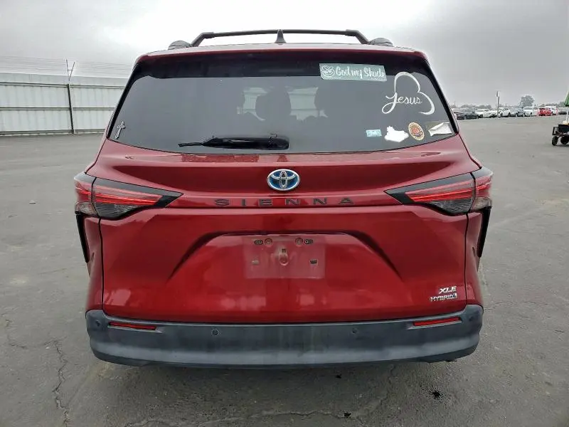 2021 TOYOTA SIENNA XLE  