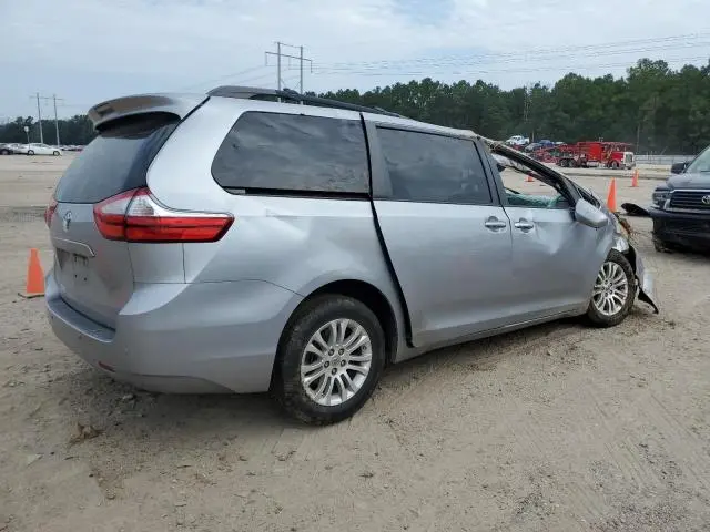 2016 TOYOTA SIENNA XLE  