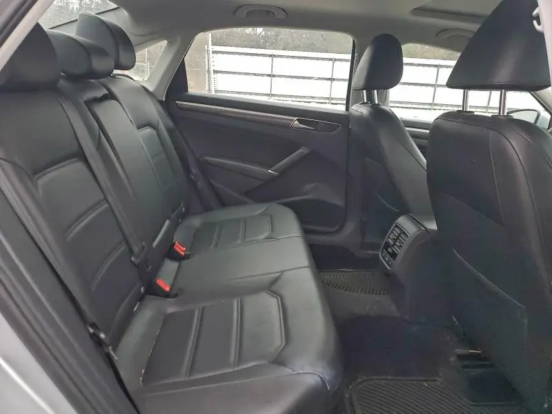 2017 VOLKSWAGEN PASSAT SE  