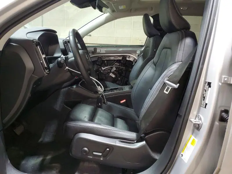 2025 VOLVO XC40 PLUS  