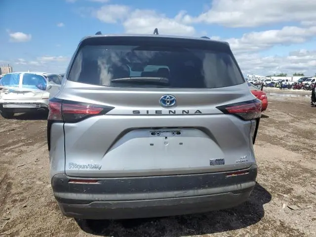 2022 TOYOTA SIENNA XLE  