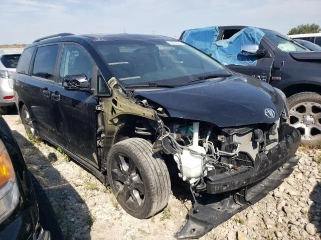2016 TOYOTA SIENNA SE  