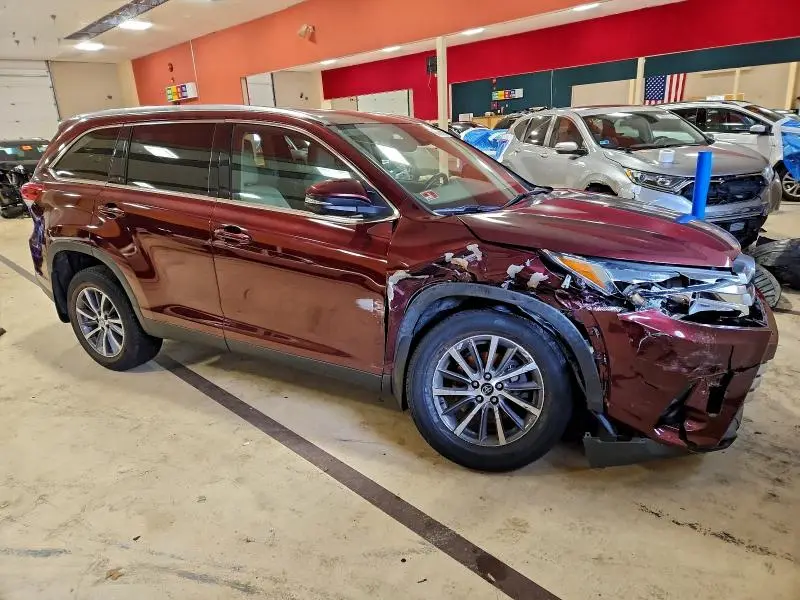 2019 TOYOTA HIGHLANDER SE  