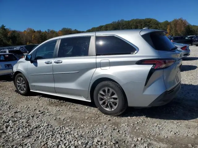 2021 TOYOTA SIENNA XLE  