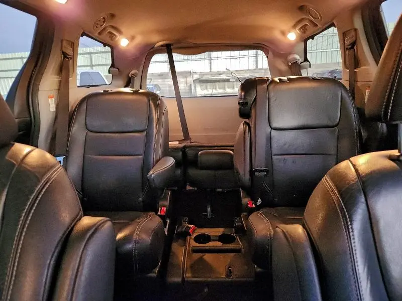 2017 TOYOTA SIENNA SE  