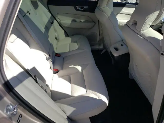 2025 VOLVO XC60 PLUS  