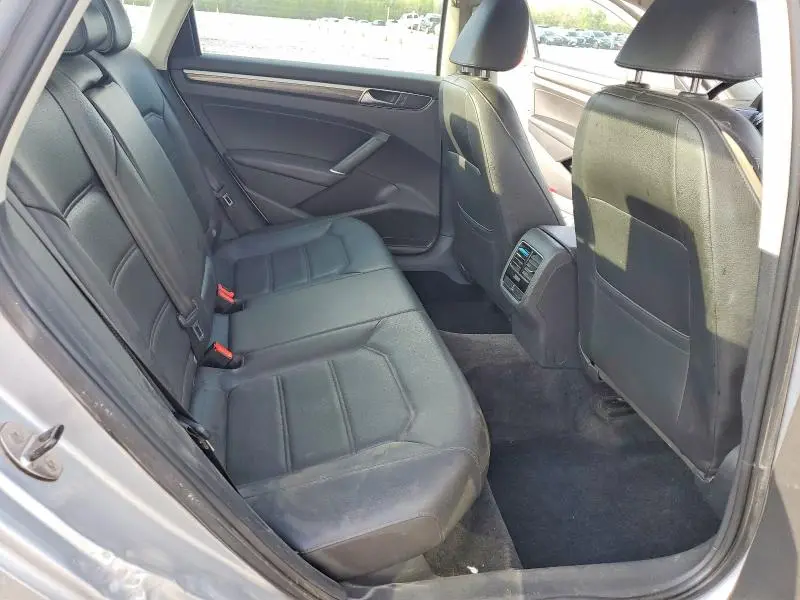 2017 VOLKSWAGEN PASSAT SE  