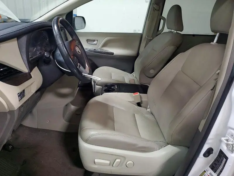 2019 TOYOTA SIENNA XLE  