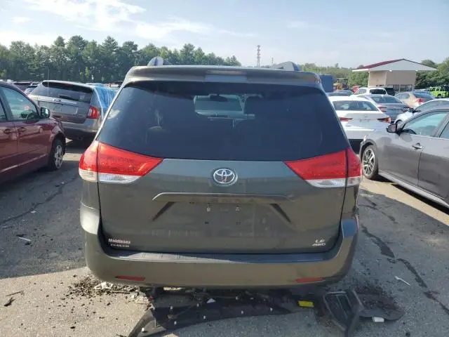 2014 TOYOTA SIENNA LE  