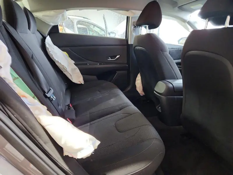 2024 HYUNDAI ELANTRA SE  