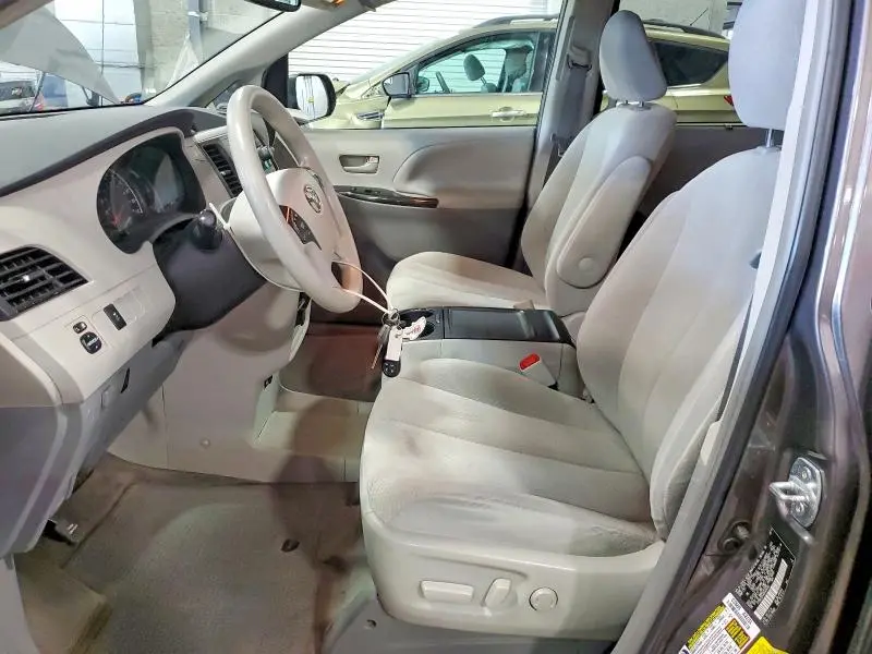2013 TOYOTA SIENNA LE  