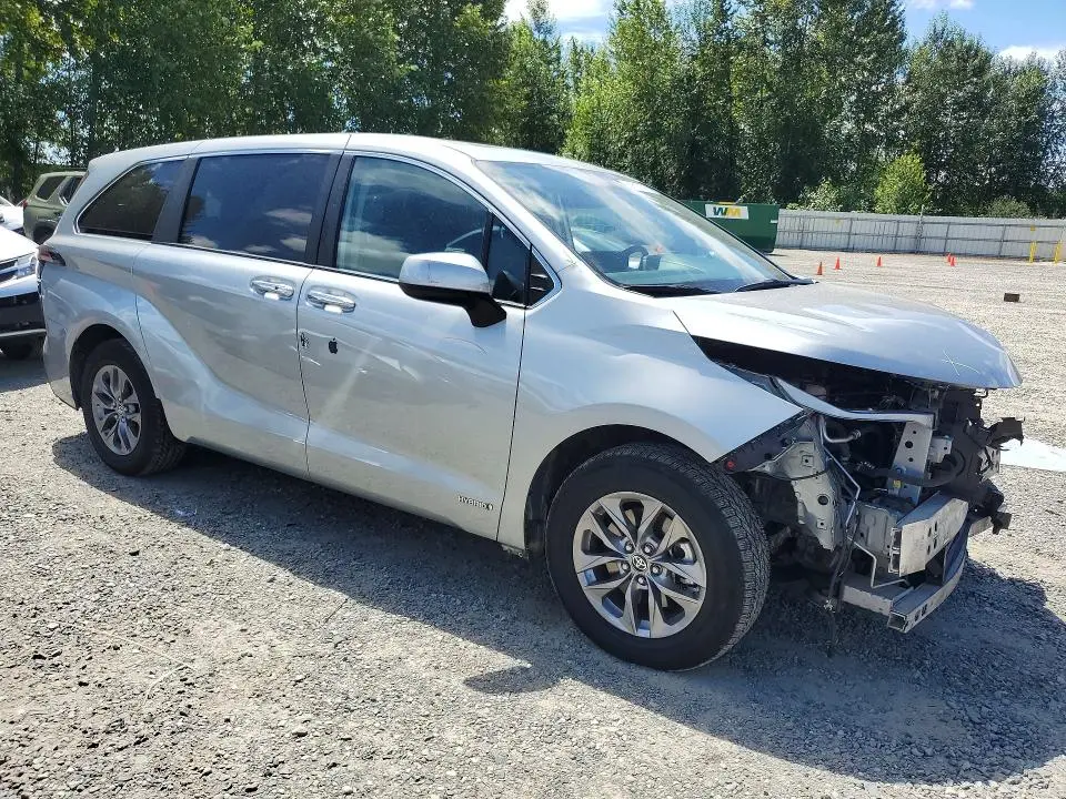 2021 TOYOTA SIENNA XLE  