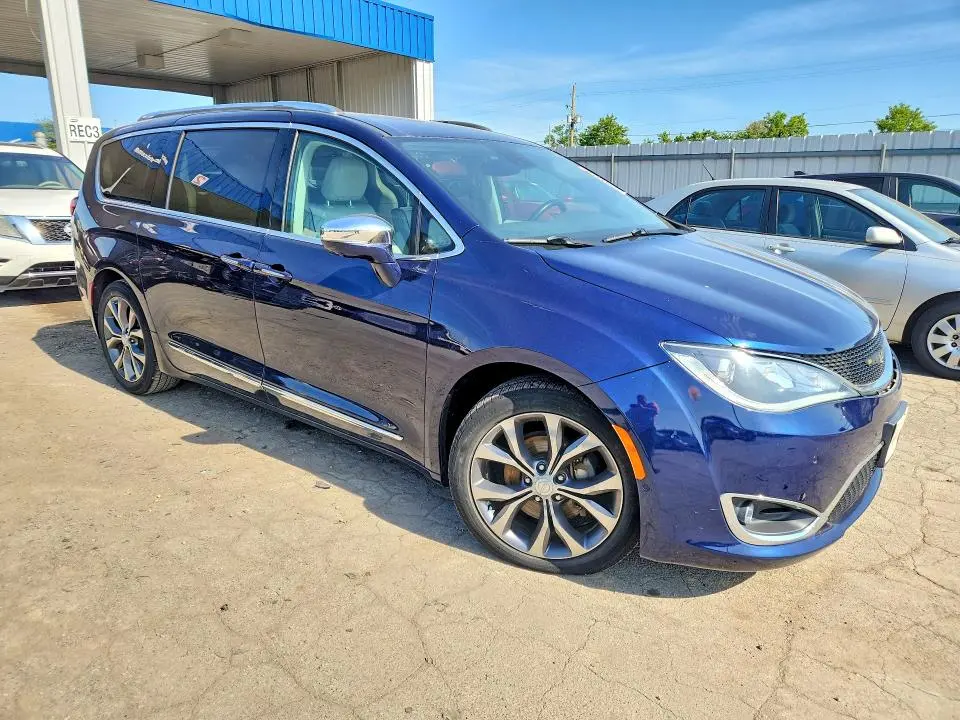 2017 CHRYSLER PACIFICA LIMITED  